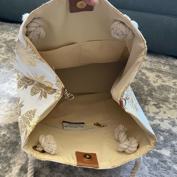 Sun N Sand  Pineapple Tote Bag, 16” x 15” Gold Foil Pineapples w Coin Purse - Picture 8 of 9